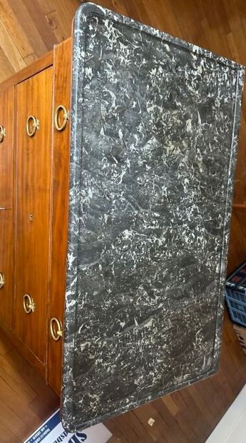 Commode en acajou et placage d'acajou ouvrant...