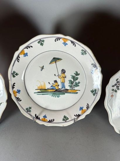 NEVERS.
Earthenware rim plates with polychrome...