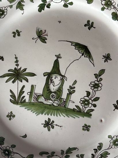MOUSTIERS.
Two earthenware plates with contoured...
