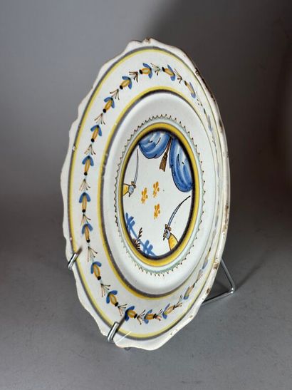 NEVERS.
Earthenware rimmed plate with pre-Revolutionary...