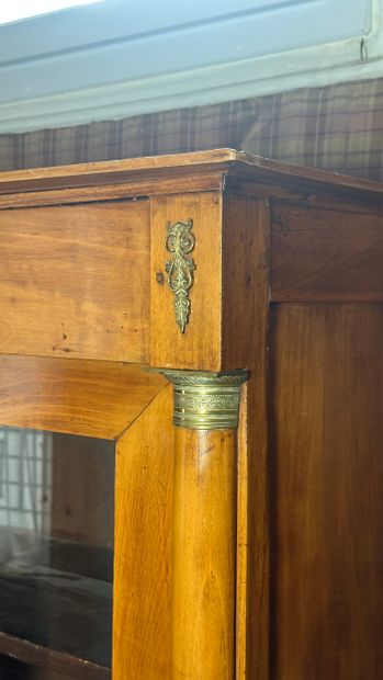 Vitrine en noyer et placage de noyer, les...