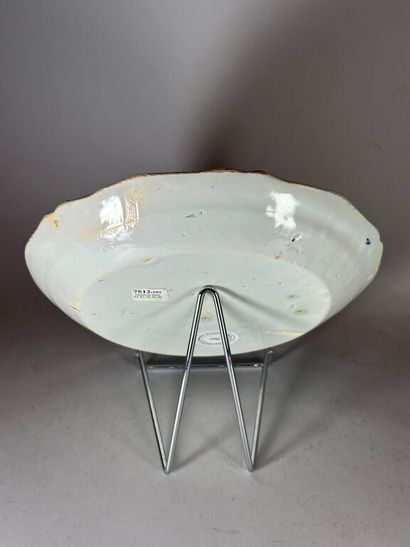 NEVERS.
Earthenware plate with contoured...