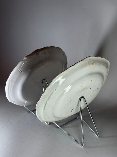 MOUSTIERS.
Two earthenware plates with contoured...