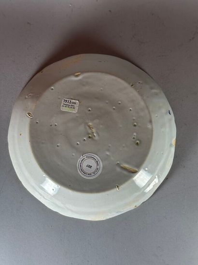 NEVERS.
Earthenware plate with contoured...