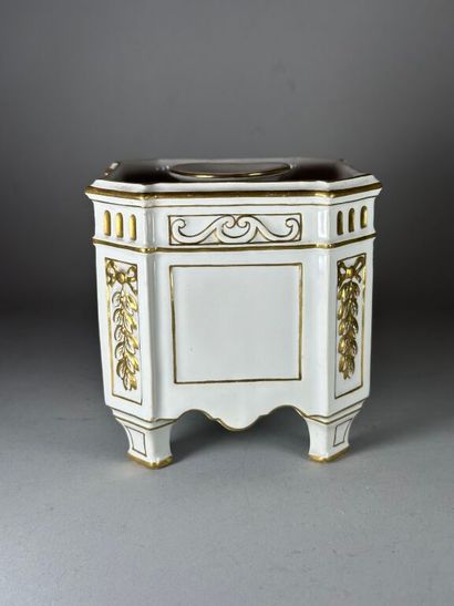SAINT-CLEMENT.
Quadrangular planter in earthenware...