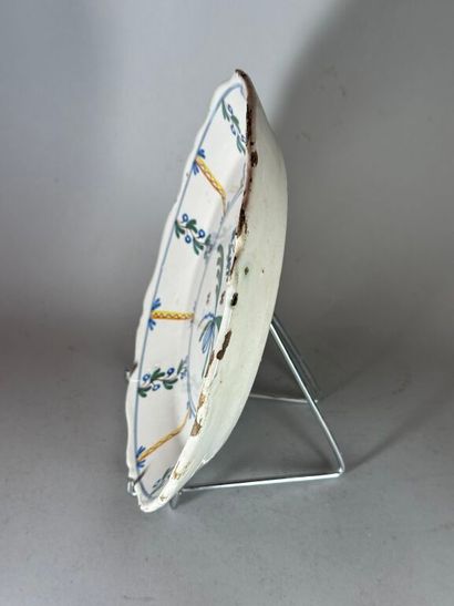 NEVERS.
Earthenware plate with contoured...