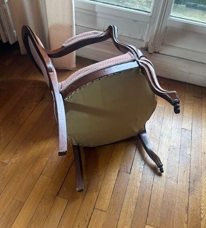 Fauteuil en bois mouluré à dossier violoné,...
