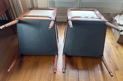 Paire de fauteuils en acajou mouluré et verni.
Garniture...