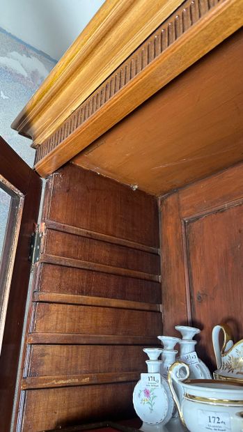 Vitrine en acajou et placage d'acajou ouvrant...