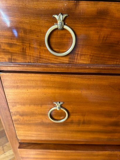 Commode en acajou et placage d'acajou ouvrant...
