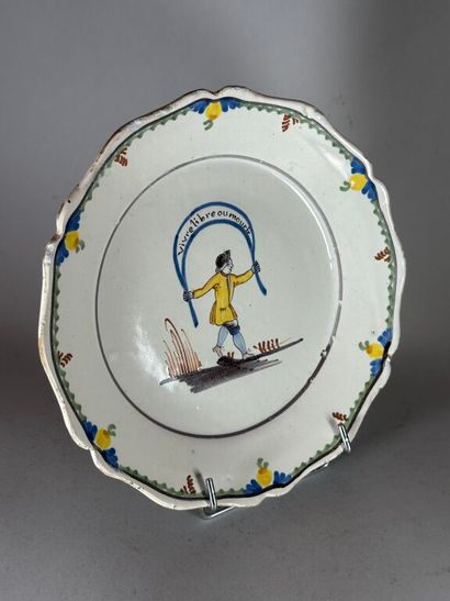 NEVERS.
Earthenware plate with contoured...