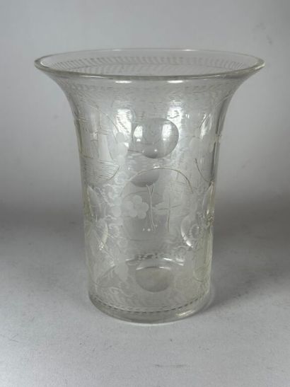 Blown glass tulip vase with engraved decoration...
