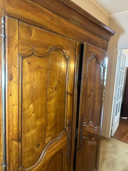 Armoire en noyer mouluré de style Louis XV.
XIXe...