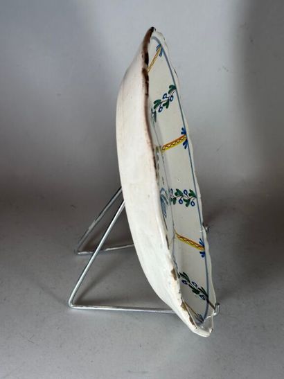 NEVERS.
Earthenware plate with contoured...