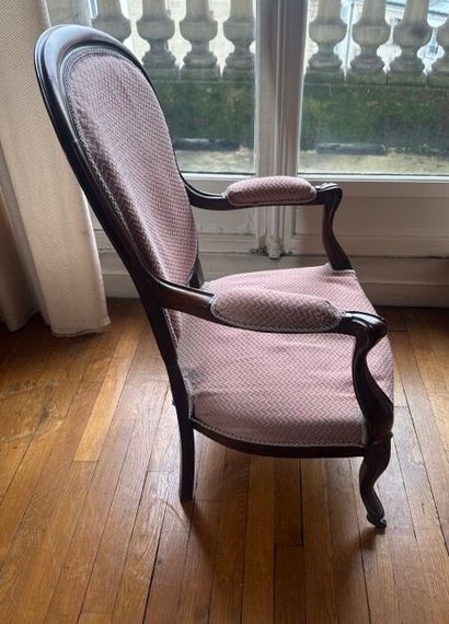 Fauteuil en bois mouluré à dossier violoné,...