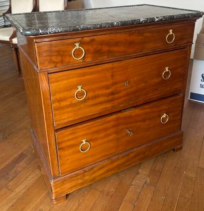 Commode en acajou et placage d'acajou ouvrant...