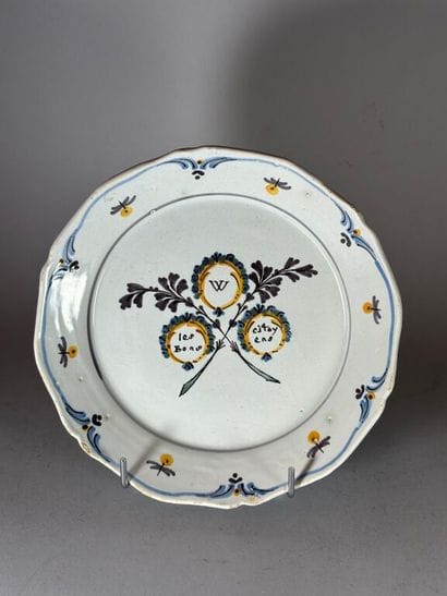 NEVERS.
Earthenware plate with contoured...