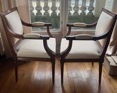 Paire de fauteuils en acajou mouluré et verni.
Garniture...