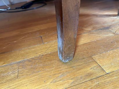 Fauteuil en noyer et placage de noyer à haut...
