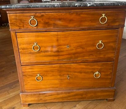 Commode en acajou et placage d'acajou ouvrant...
