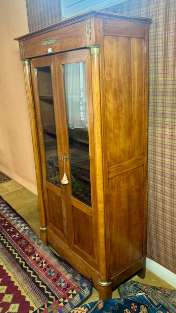 Vitrine en noyer et placage de noyer, les...