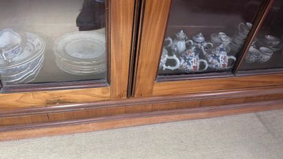 Vitrine en acajou et placage d'acajou ouvrant...