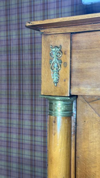 Vitrine en noyer et placage de noyer, les...