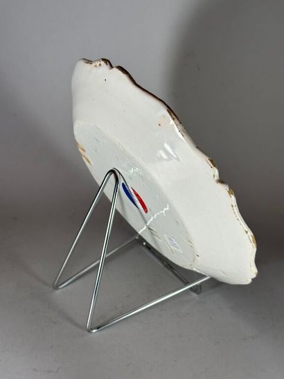 NEVERS.
Earthenware plate with contoured...