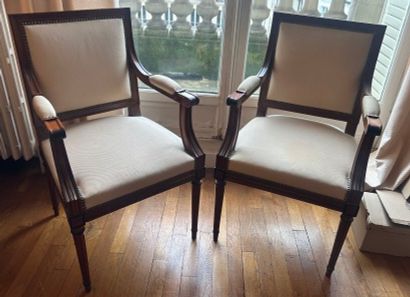 Paire de fauteuils en acajou mouluré et verni.
Garniture...