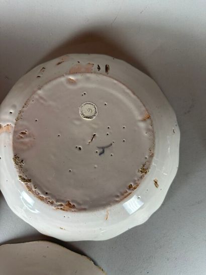 NEVERS.
Earthenware rim plates with polychrome...