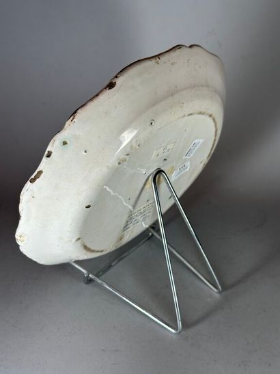 NEVERS.
Earthenware plate with contoured...