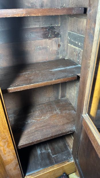 Vitrine en noyer et placage de noyer, les...