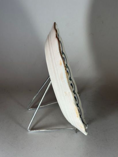 NEVERS.
Earthenware plate with contoured...