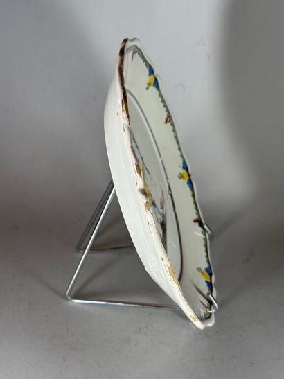 NEVERS.
Earthenware plate with contoured...