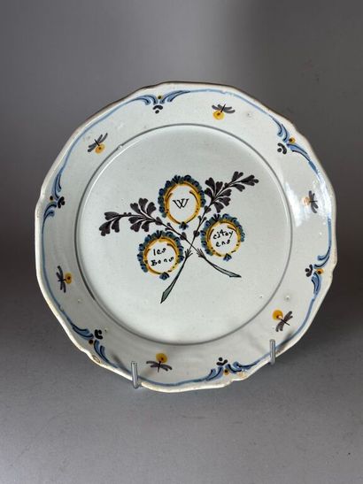 NEVERS.
Earthenware plate with contoured...