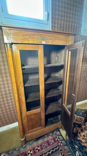 Vitrine en noyer et placage de noyer, les...