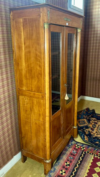 Vitrine en noyer et placage de noyer, les...