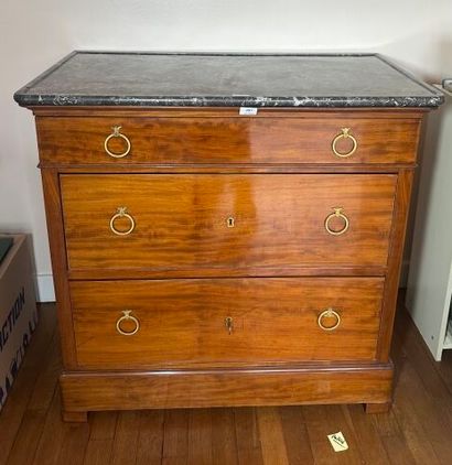Commode en acajou et placage d'acajou ouvrant...