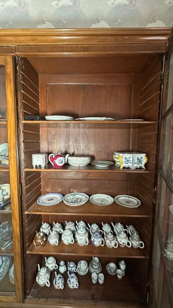 Vitrine en acajou et placage d'acajou ouvrant...
