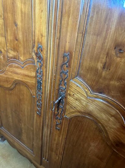 Armoire en noyer mouluré de style Louis XV.
XIXe...