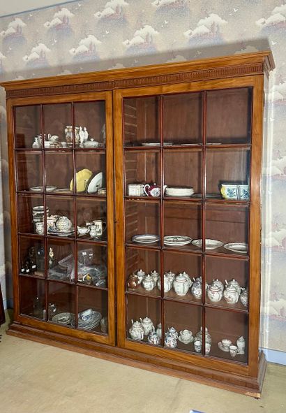 Vitrine en acajou et placage d'acajou ouvrant...
