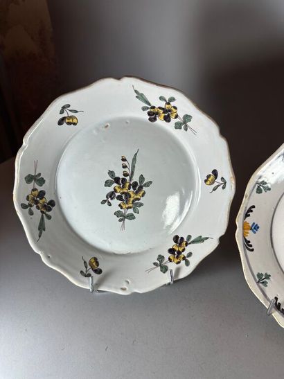 NEVERS.
Earthenware rim plates with polychrome...