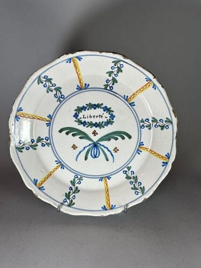 NEVERS.
Earthenware plate with contoured...