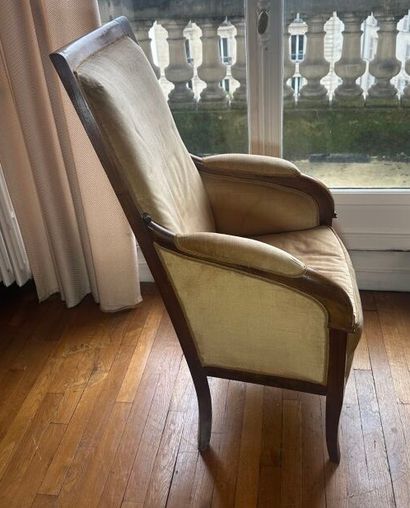 Fauteuil en noyer et placage de noyer à haut...