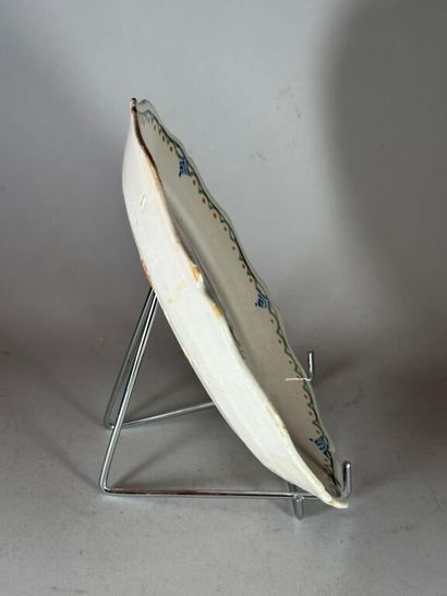 NEVERS.
Earthenware plate with contoured...