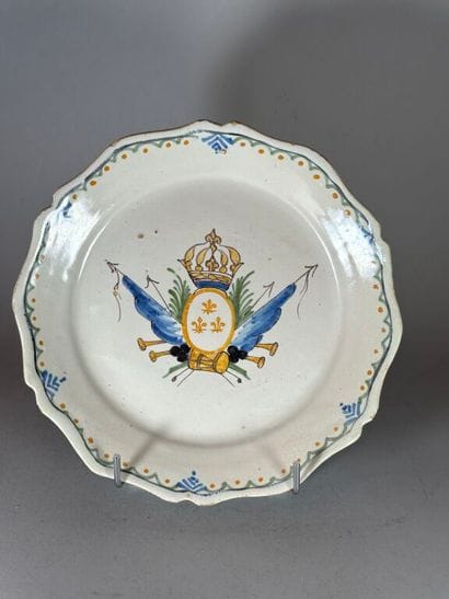 NEVERS.
Earthenware plate with contoured...