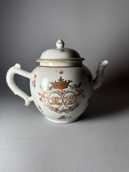 CHINA, Compagnie des Indes.
Porcelain globular...