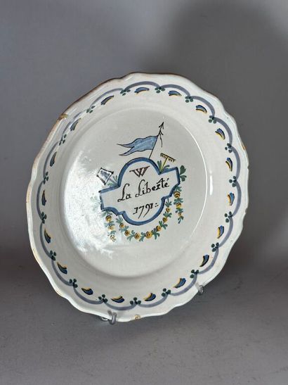 NEVERS.
Earthenware plate with contoured...