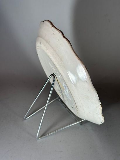 NEVERS.
Earthenware plate with contoured...