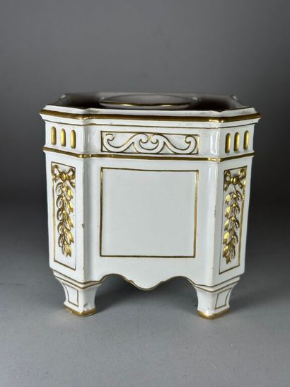 SAINT-CLEMENT.
Quadrangular planter in earthenware...